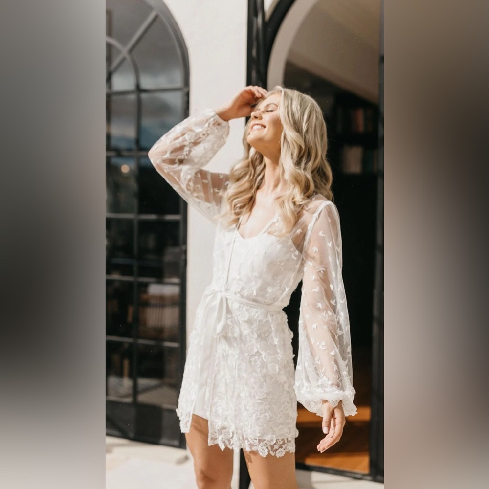 Elegant White Lace Robe
